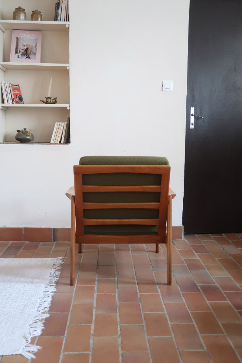 Fauteuil danois vintage en bois sculpté avec assise vert olive, design organique des années 60.
