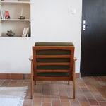 Fauteuil danois vintage en bois sculpté avec assise vert olive, design organique des années 60.
