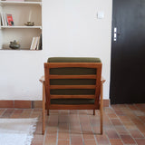 Fauteuil danois vintage en bois sculpté avec assise vert olive, design organique des années 60.