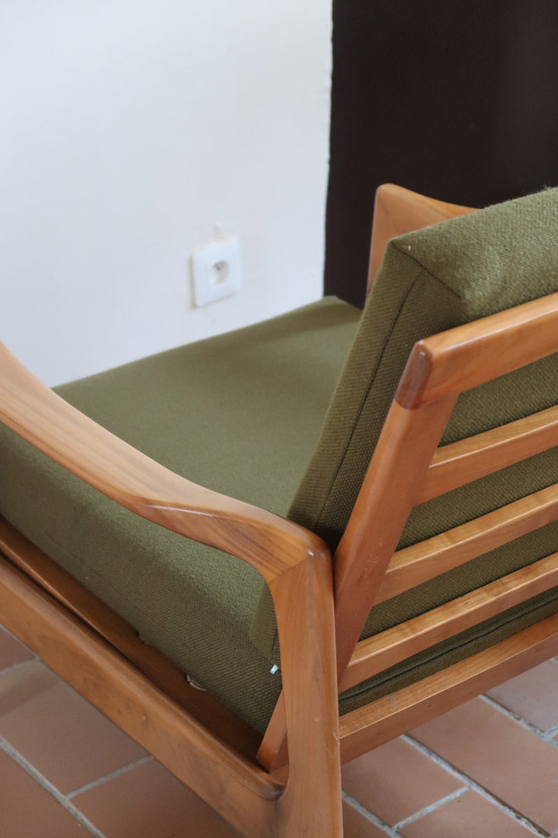 Fauteuil danois vintage en bois sculpté avec assise vert olive, design organique des années 60.