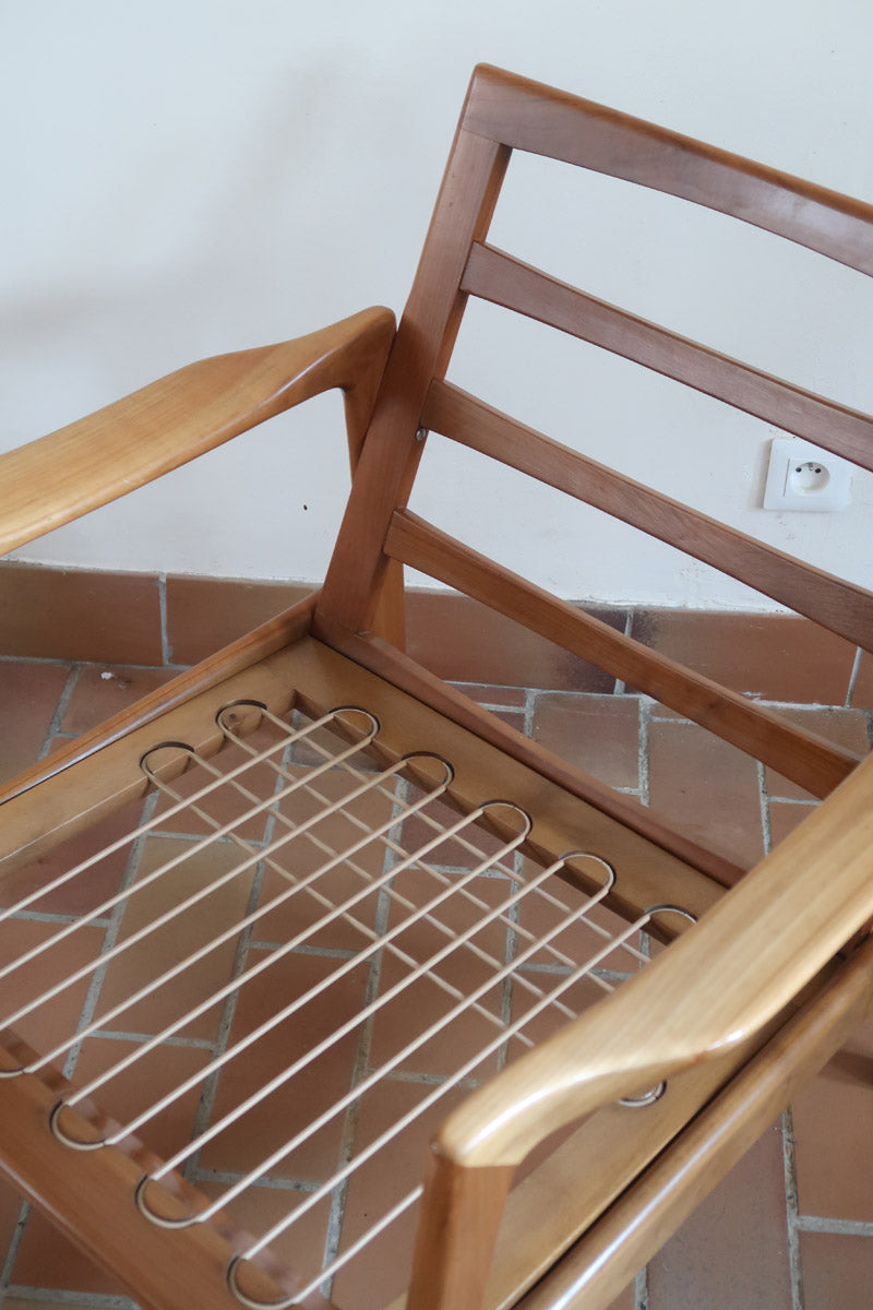 Fauteuil danois vintage en bois sculpté avec assise vert olive, design organique des années 60.