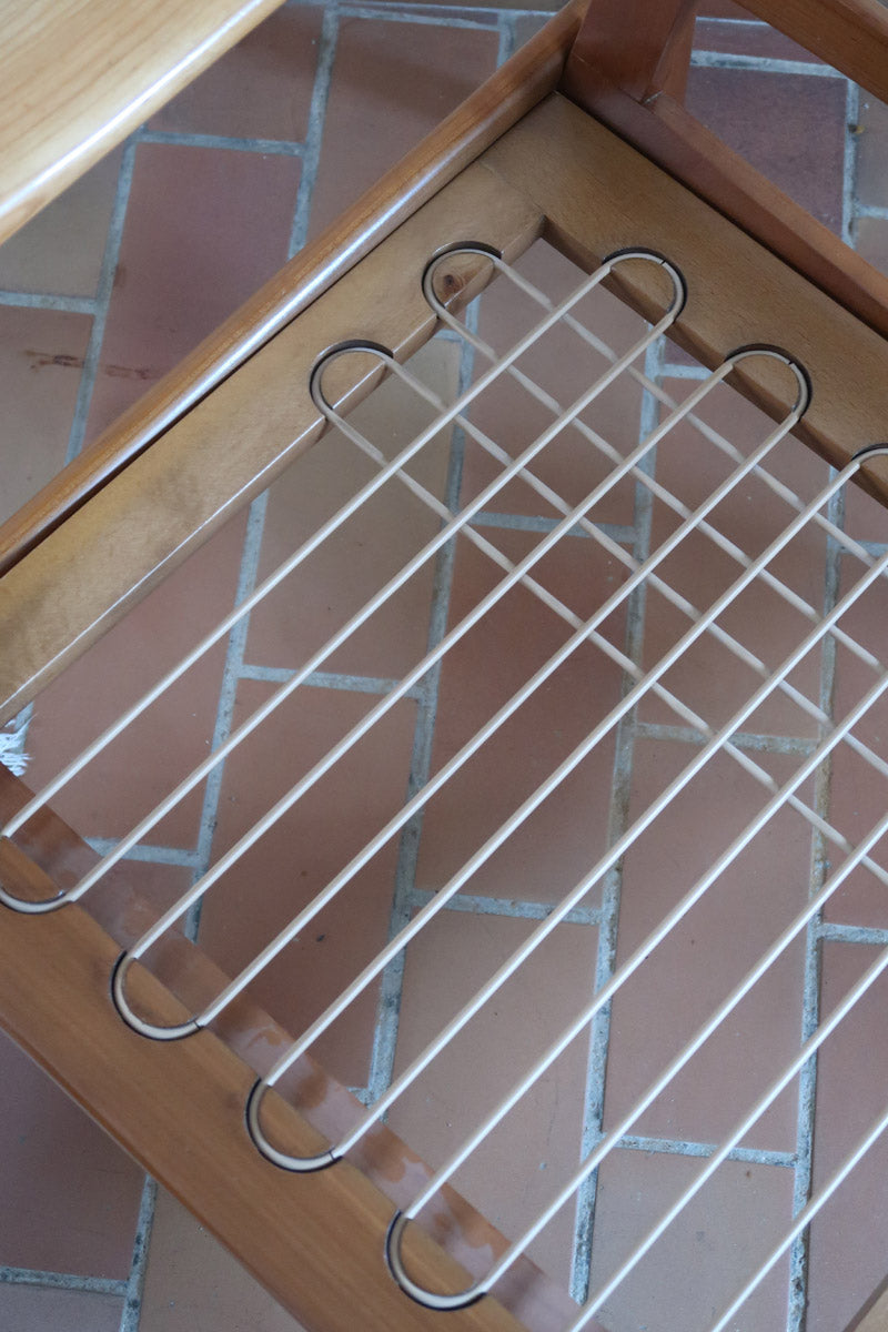 Fauteuil danois vintage en bois sculpté avec assise vert olive, design organique des années 60.