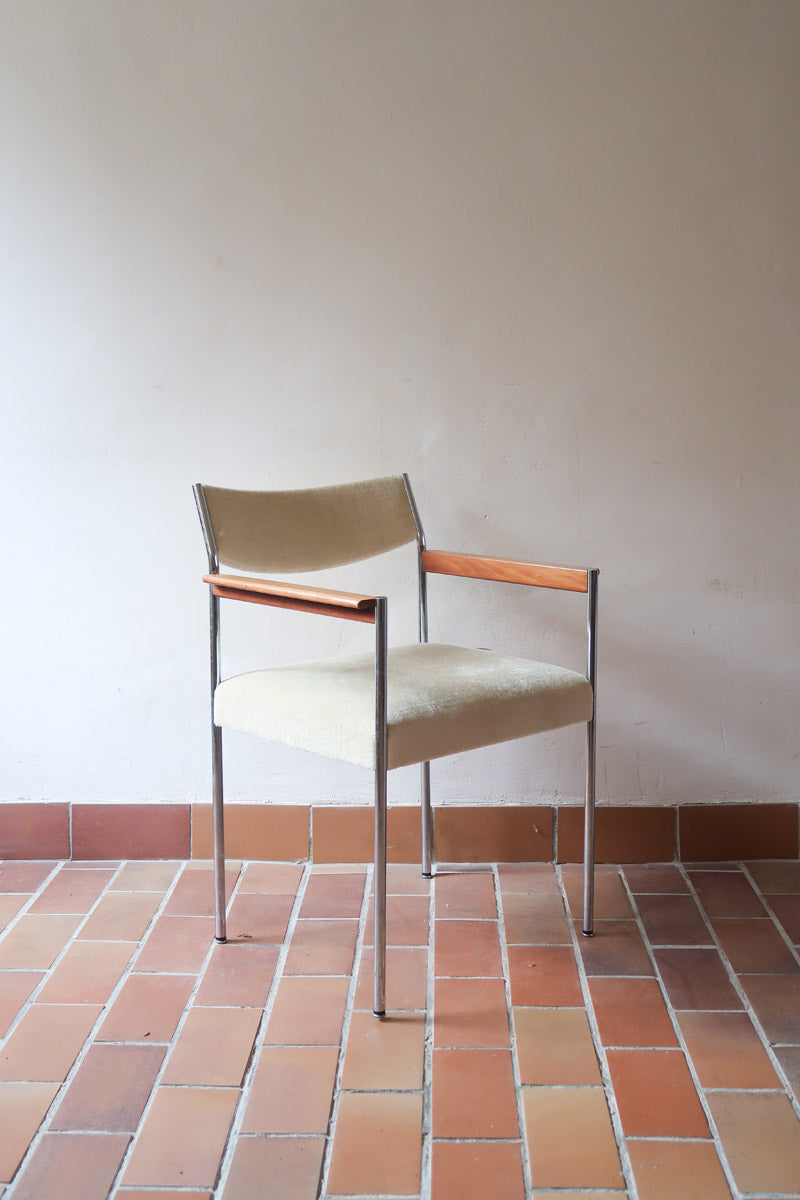 Fauteuil moderniste vintage en métal chromé et bois avec assise beige signé Noblef Bandixen pour Kusch & Co.