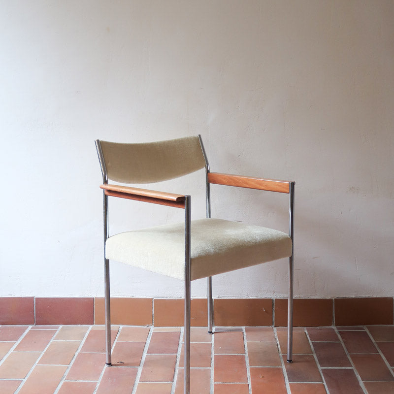 Fauteuil moderniste vintage en métal chromé et bois avec assise beige signé Noblef Bandixen pour Kusch & Co.