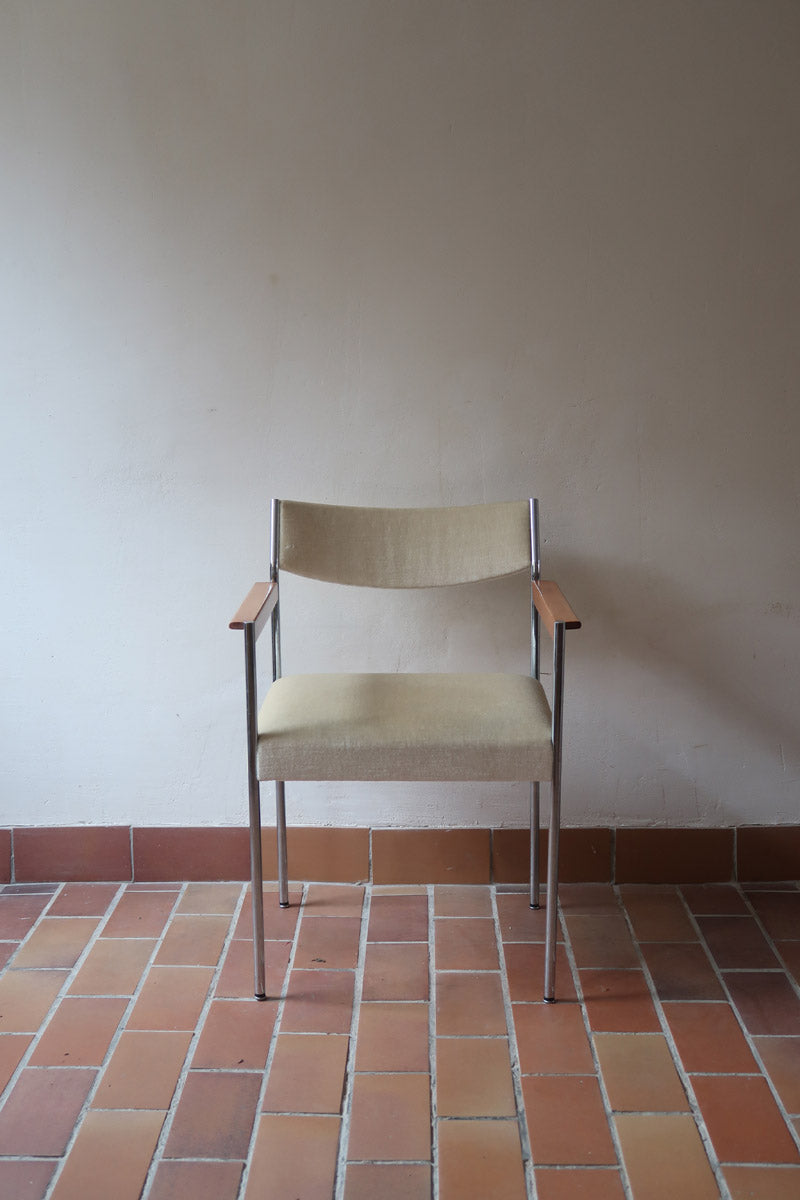 Fauteuil moderniste vintage en métal chromé et bois avec assise beige signé Noblef Bandixen pour Kusch & Co.