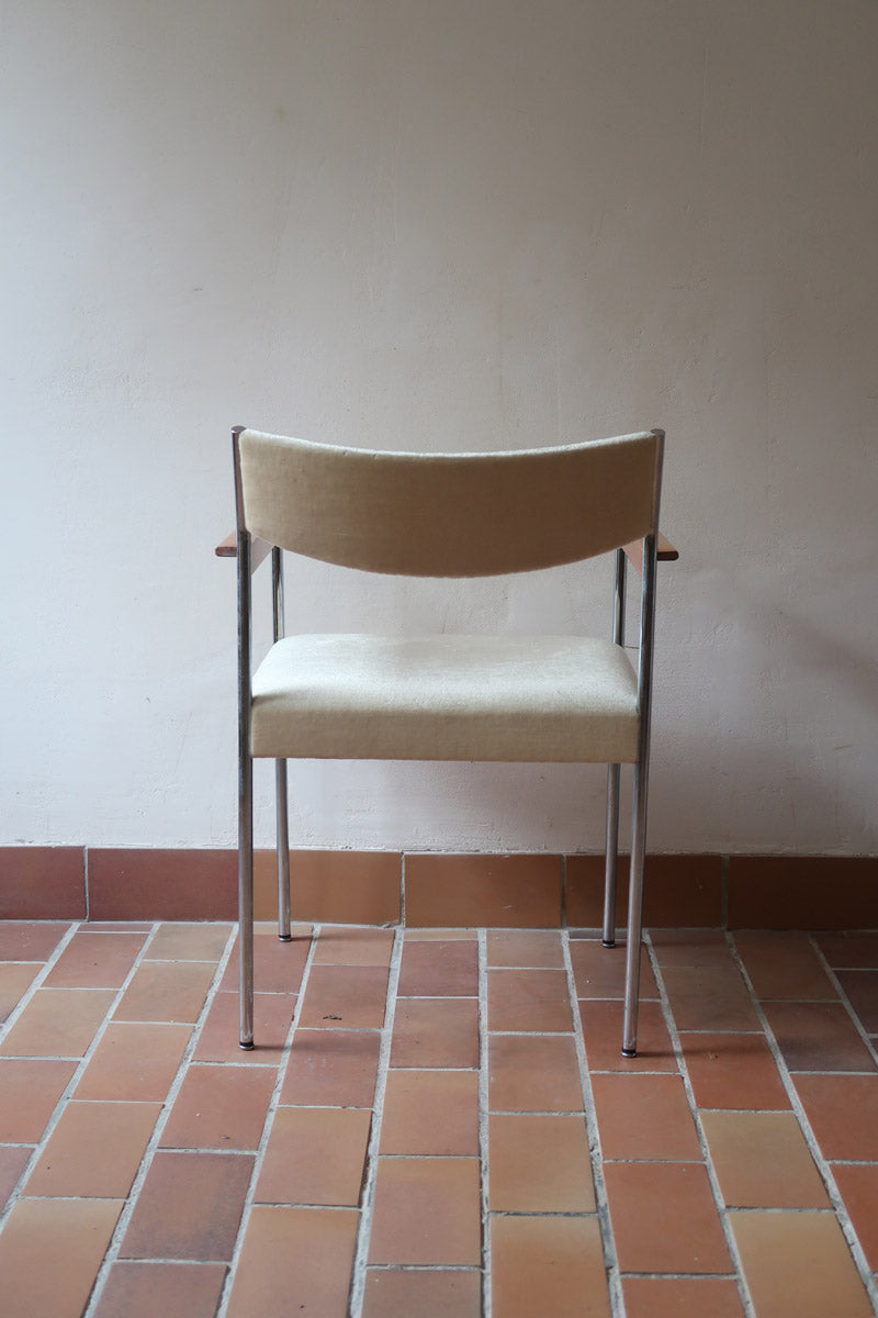 Fauteuil moderniste vintage en métal chromé et bois avec assise beige signé Noblef Bandixen pour Kusch & Co.