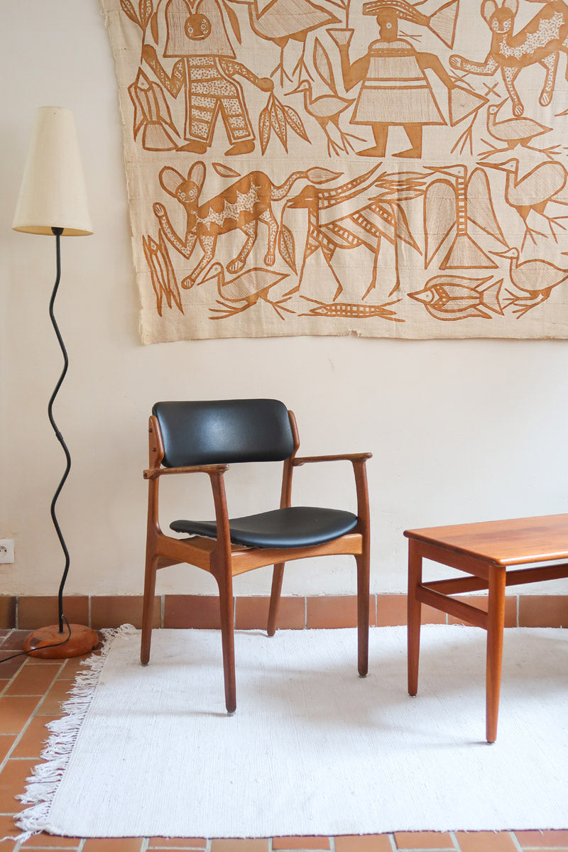 fauteuil danois en teck et cuir noir Erik Buch pour O.D. Møbler années 60 design scandinave