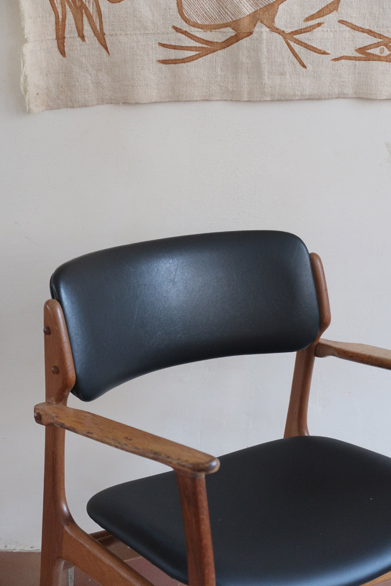 fauteuil danois en teck et cuir noir Erik Buch pour O.D. Møbler années 60 design scandinave