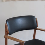 fauteuil danois en teck et cuir noir Erik Buch pour O.D. Møbler années 60 design scandinave