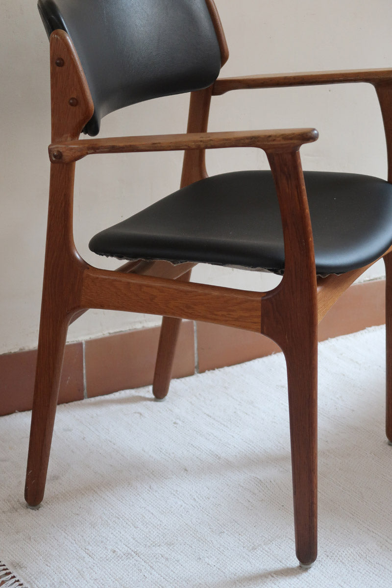 fauteuil danois en teck et cuir noir Erik Buch pour O.D. Møbler années 60 design scandinave