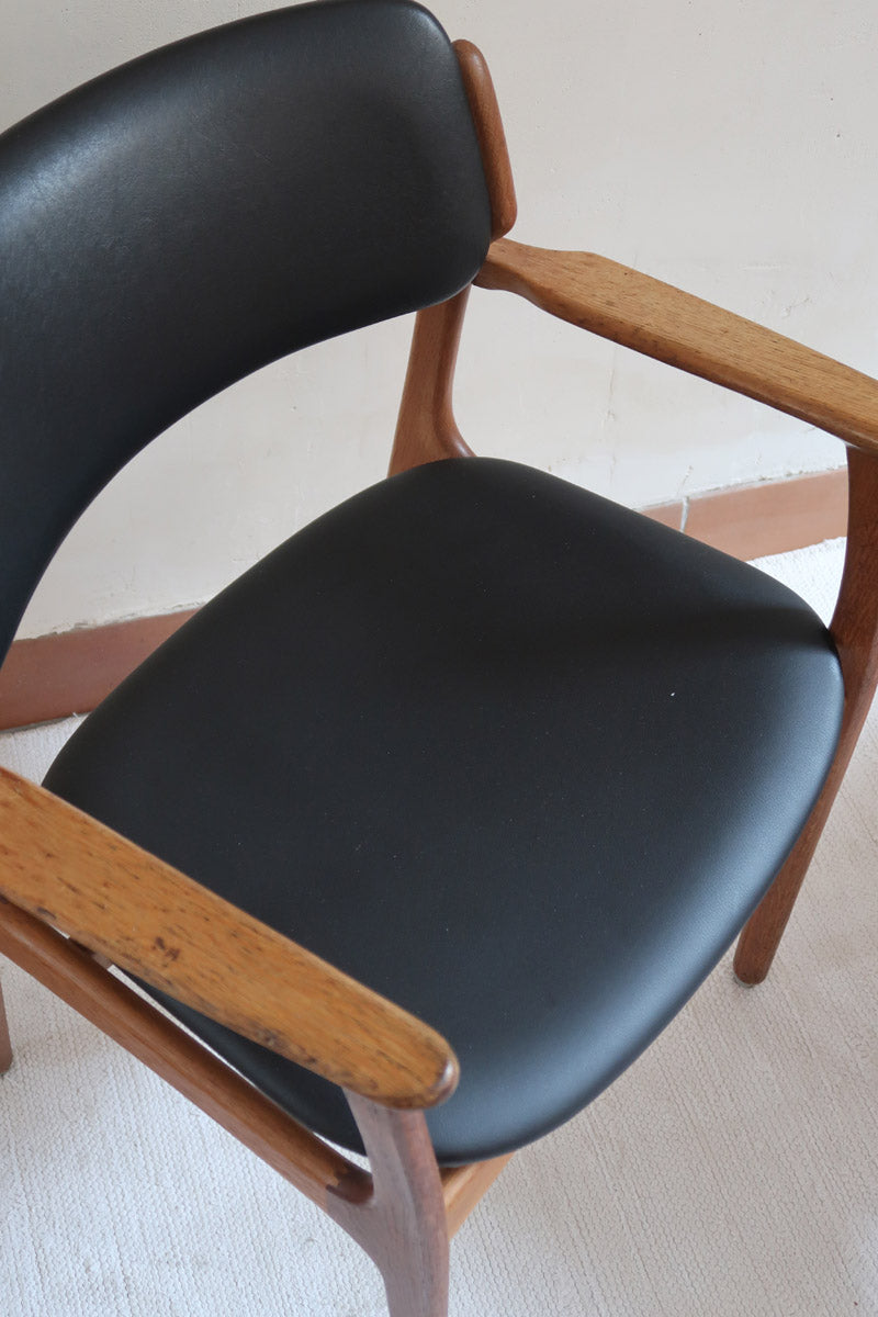 fauteuil danois en teck et cuir noir Erik Buch pour O.D. Møbler années 60 design scandinave