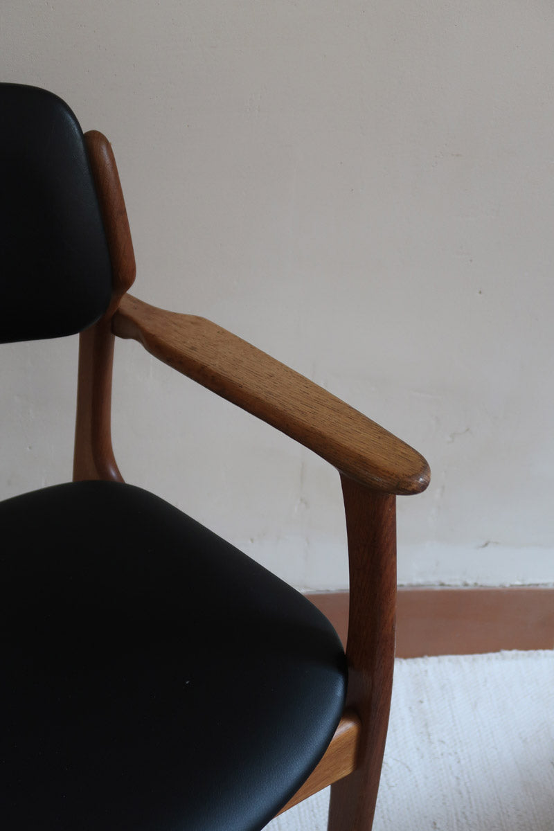 fauteuil danois en teck et cuir noir Erik Buch pour O.D. Møbler années 60 design scandinave