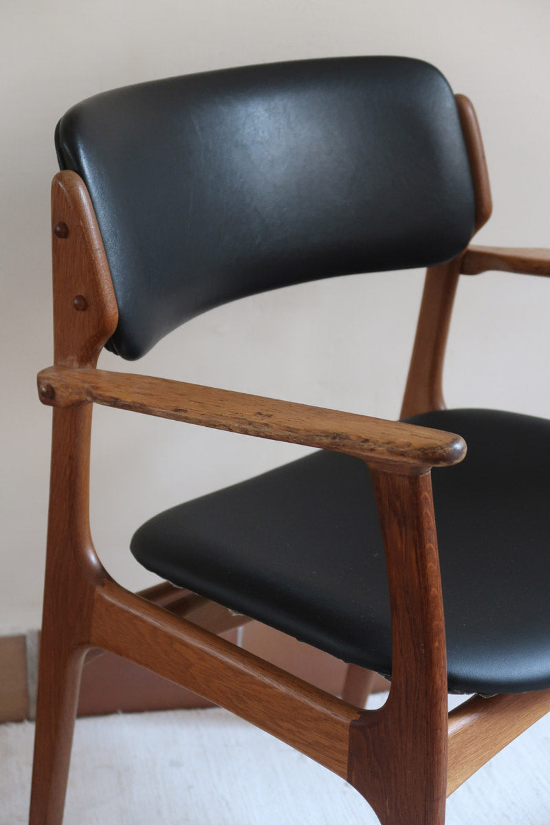 fauteuil danois en teck et cuir noir Erik Buch pour O.D. Møbler années 60 design scandinave