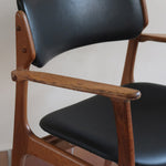 fauteuil danois en teck et cuir noir Erik Buch pour O.D. Møbler années 60 design scandinave