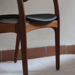 fauteuil danois en teck et cuir noir Erik Buch pour O.D. Møbler années 60 design scandinave