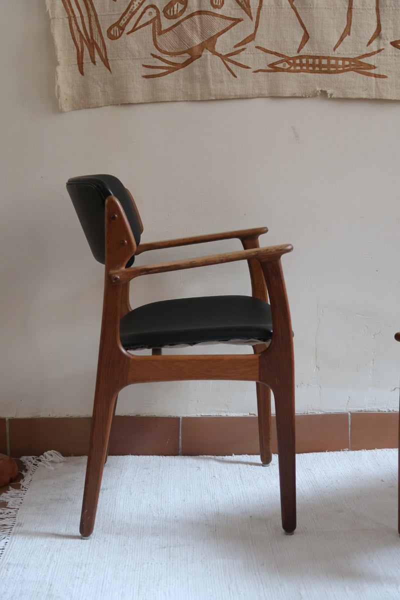 fauteuil danois en teck et cuir noir Erik Buch pour O.D. Møbler années 60 design scandinave