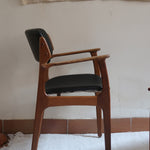 fauteuil danois en teck et cuir noir Erik Buch pour O.D. Møbler années 60 design scandinave