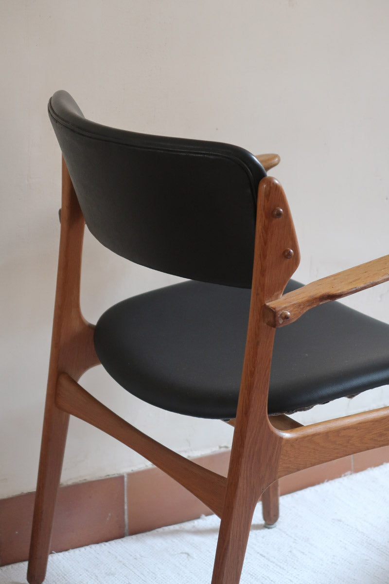 fauteuil danois en teck et cuir noir Erik Buch pour O.D. Møbler années 60 design scandinave