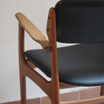 fauteuil danois en teck et cuir noir Erik Buch pour O.D. Møbler années 60 design scandinave