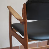 fauteuil danois en teck et cuir noir Erik Buch pour O.D. Møbler années 60 design scandinave
