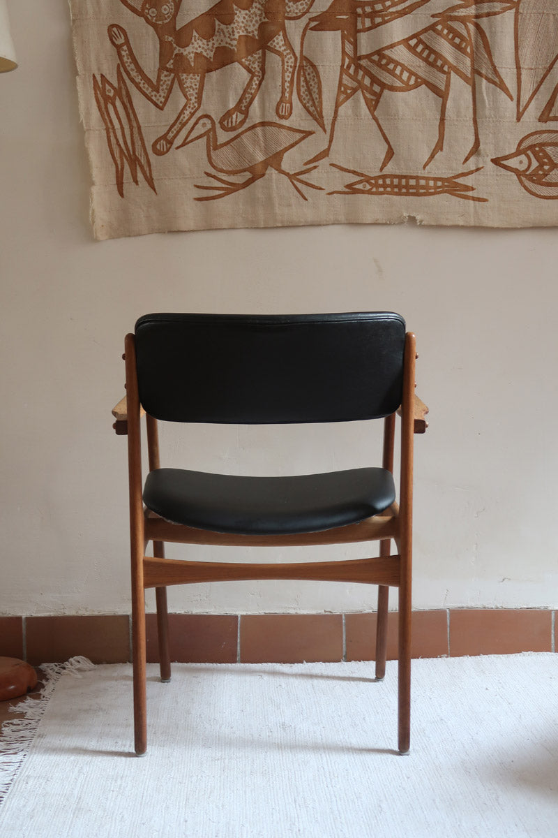 fauteuil danois en teck et cuir noir Erik Buch pour O.D. Møbler années 60 design scandinave