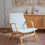 Fauteuil lounge en chêne avec assise et dossier en sangles tissées claires, design danois années 50