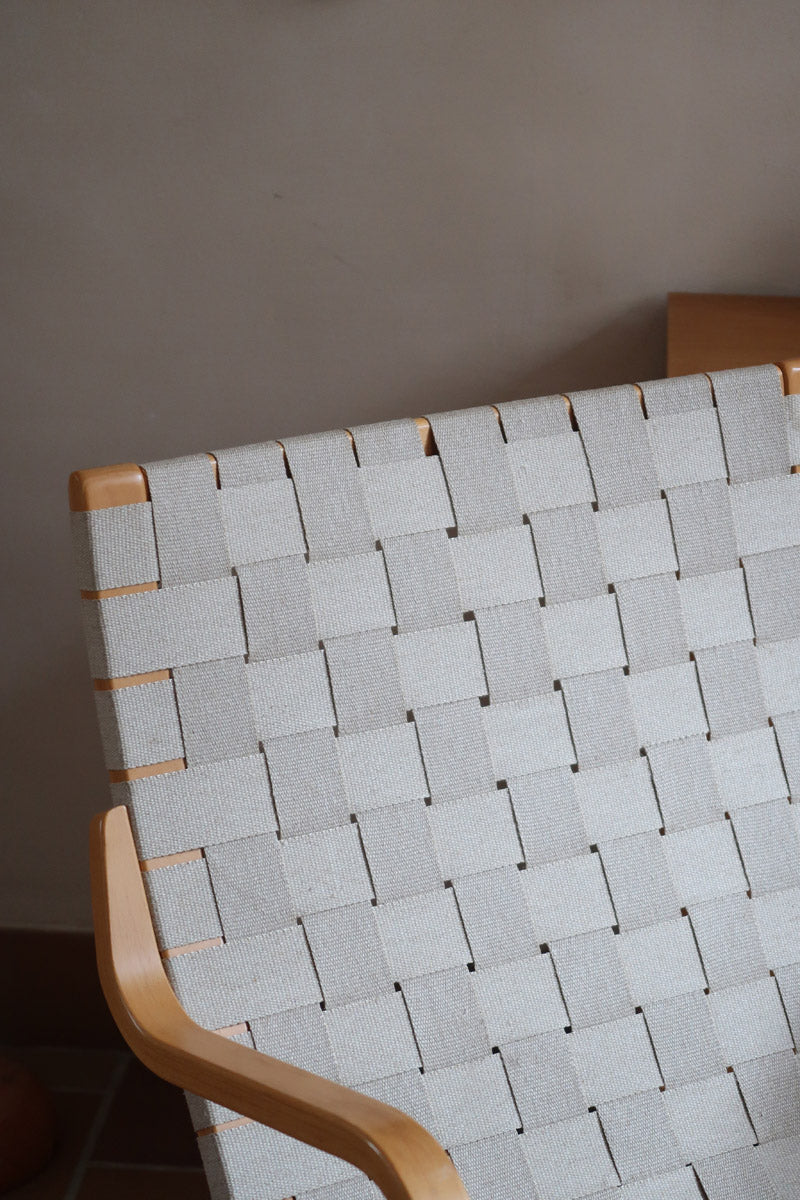 Fauteuil lounge en chêne avec assise et dossier en sangles tissées claires, design danois années 50