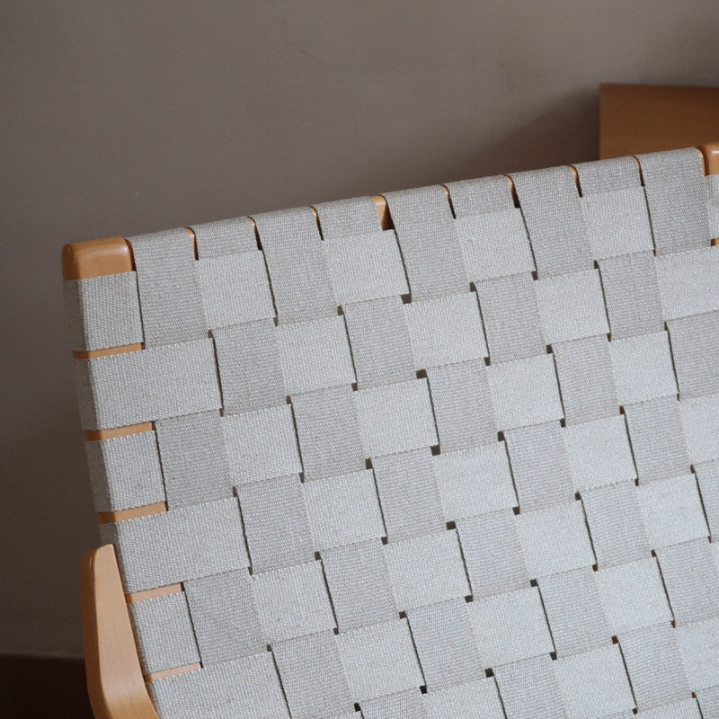 Fauteuil lounge en chêne avec assise et dossier en sangles tissées claires, design danois années 50