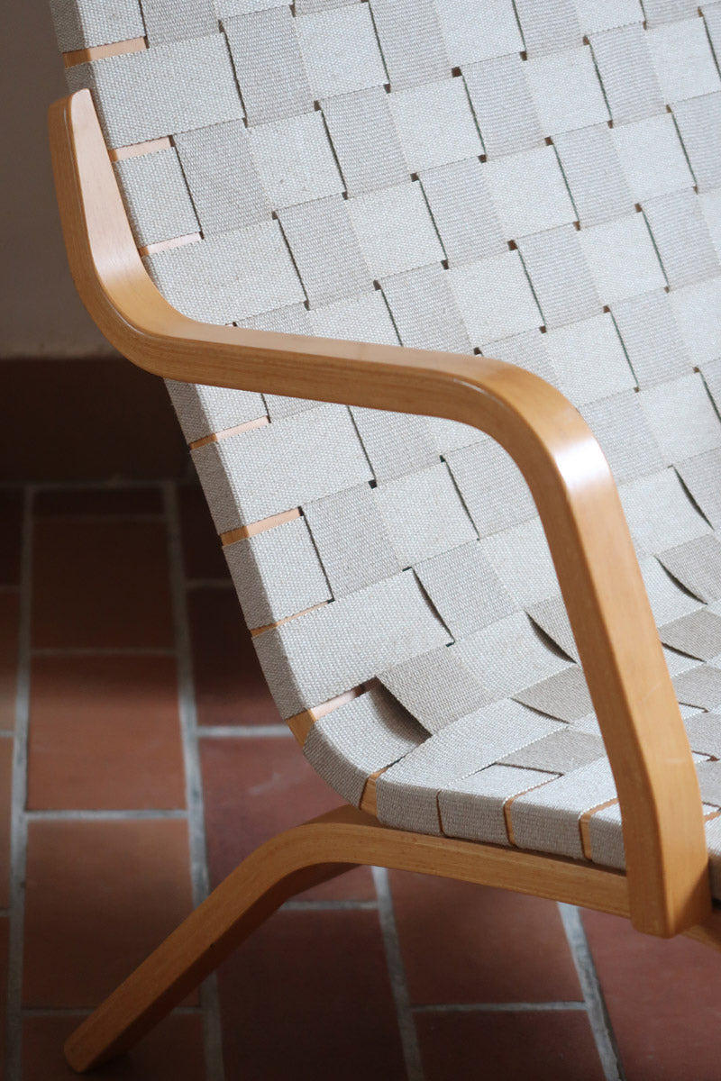 Fauteuil lounge en chêne avec assise et dossier en sangles tissées claires, design danois années 50