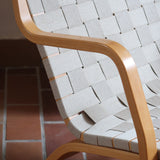 Fauteuil lounge en chêne avec assise et dossier en sangles tissées claires, design danois années 50