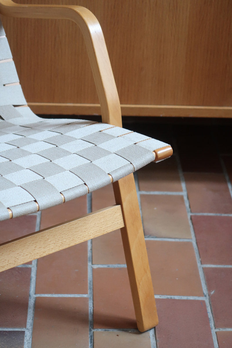 Fauteuil lounge en chêne avec assise et dossier en sangles tissées claires, design danois années 50