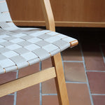 Fauteuil lounge en chêne avec assise et dossier en sangles tissées claires, design danois années 50