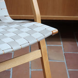 Fauteuil lounge en chêne avec assise et dossier en sangles tissées claires, design danois années 50
