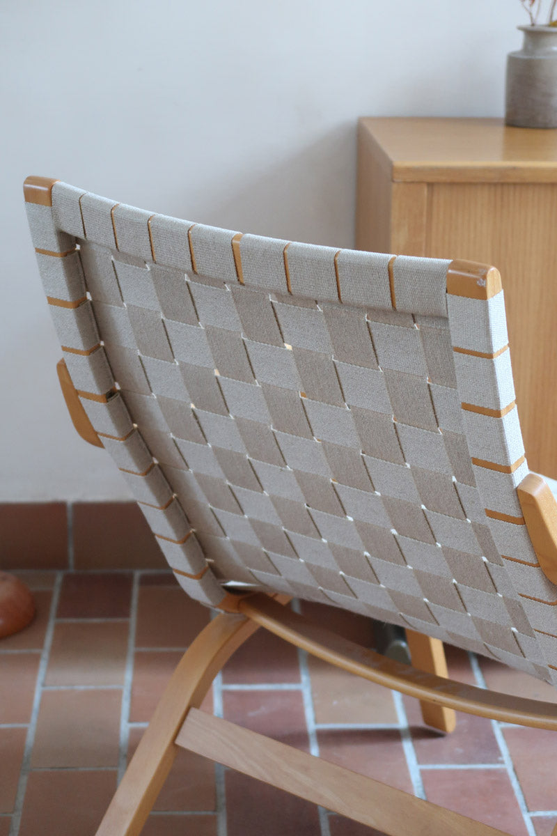 Fauteuil lounge en chêne avec assise et dossier en sangles tissées claires, design danois années 50