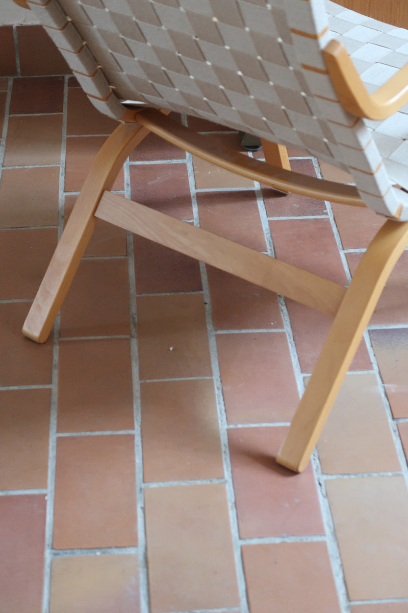 Fauteuil lounge en chêne avec assise et dossier en sangles tissées claires, design danois années 50