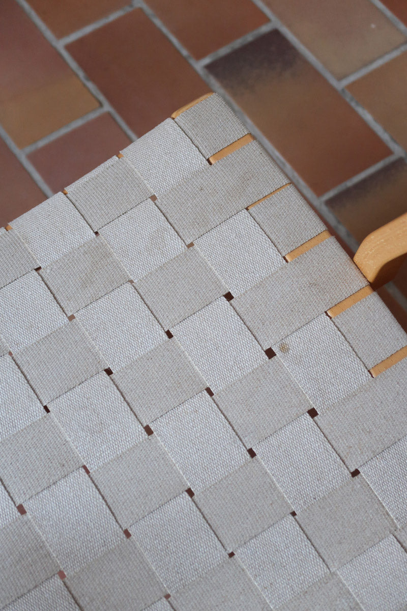 Fauteuil lounge en chêne avec assise et dossier en sangles tissées claires, design danois années 50