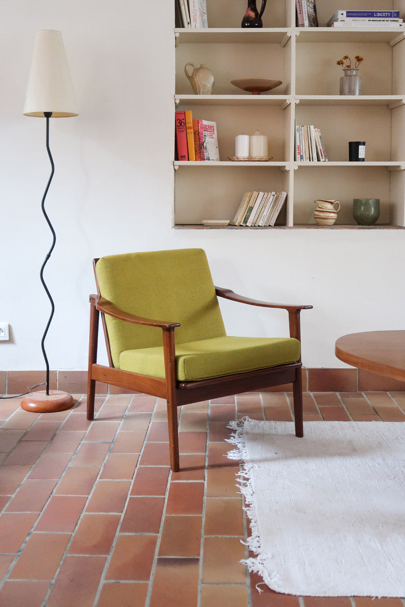 Fauteuil danois vintage en teck avec coussins vert mousse et accoudoirs sculptés, années 60.