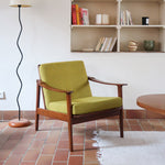 Fauteuil danois vintage en teck avec coussins vert mousse et accoudoirs sculptés, années 60.