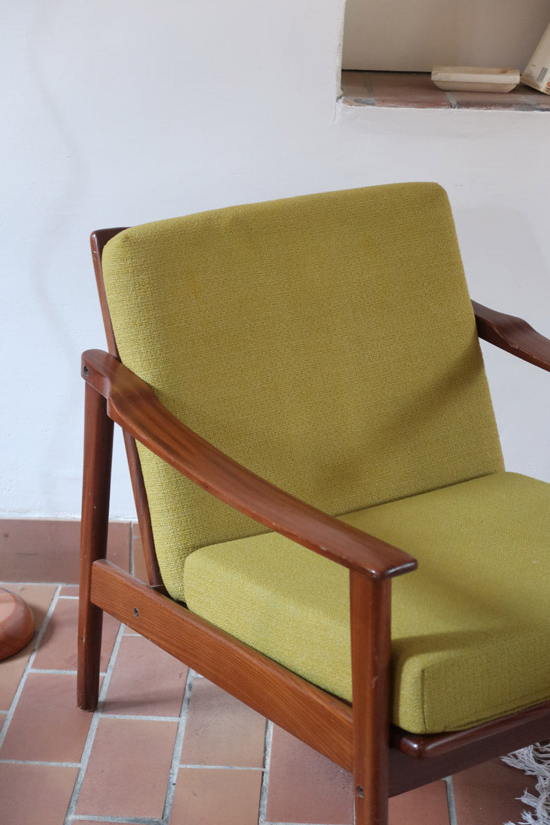 Fauteuil danois vintage en teck avec coussins vert mousse et accoudoirs sculptés, années 60.
