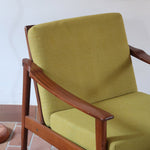 Fauteuil danois vintage en teck avec coussins vert mousse et accoudoirs sculptés, années 60.