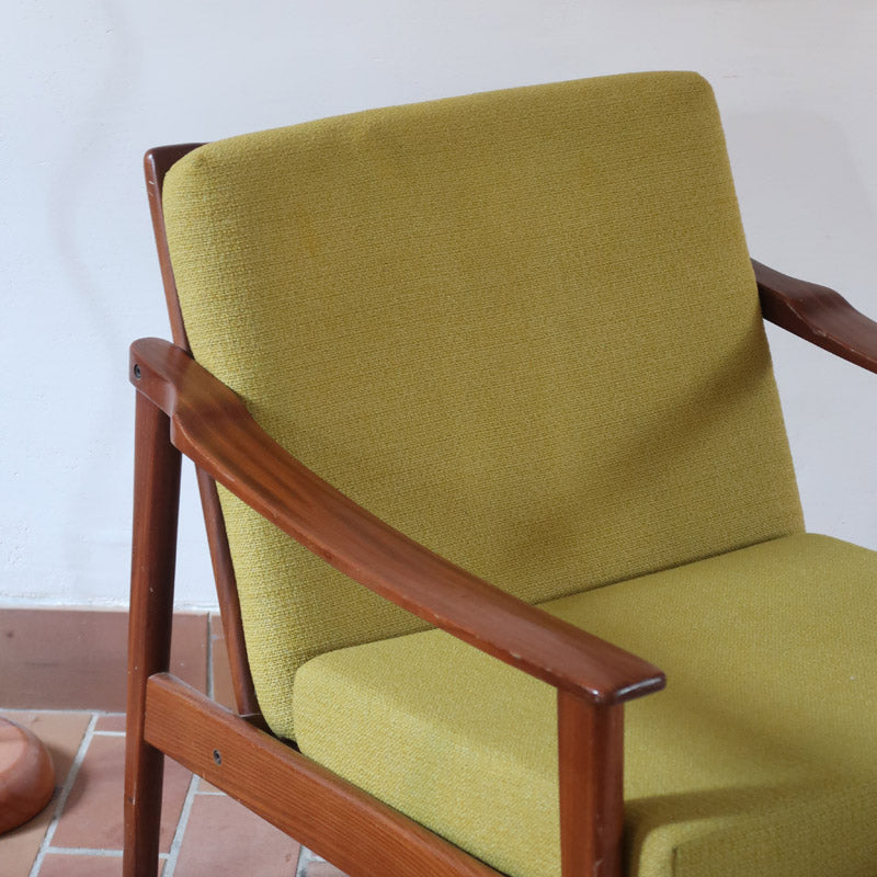 Fauteuil danois vintage en teck avec coussins vert mousse et accoudoirs sculptés, années 60.