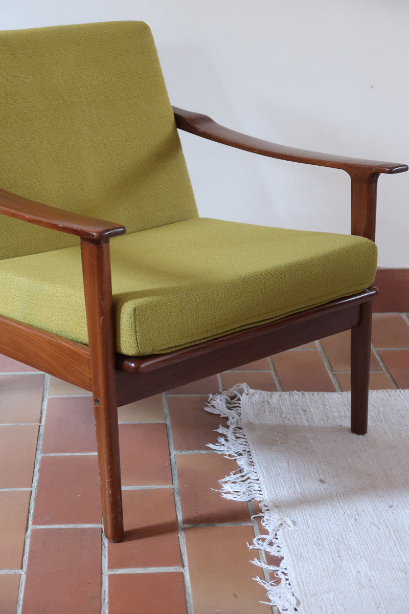 Fauteuil danois vintage en teck avec coussins vert mousse et accoudoirs sculptés, années 60.
