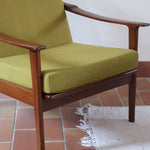 Fauteuil danois vintage en teck avec coussins vert mousse et accoudoirs sculptés, années 60.