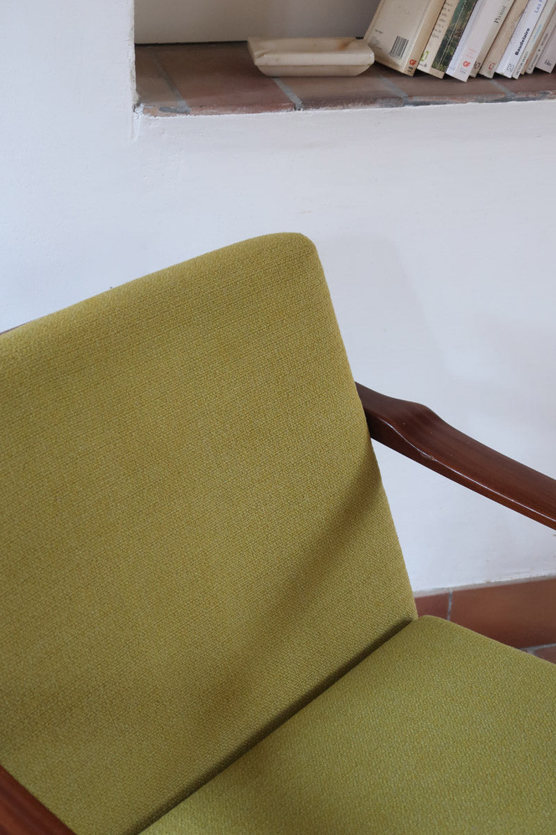 Fauteuil danois vintage en teck avec coussins vert mousse et accoudoirs sculptés, années 60.