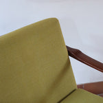 Fauteuil danois vintage en teck avec coussins vert mousse et accoudoirs sculptés, années 60.