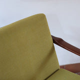 Fauteuil danois vintage en teck avec coussins vert mousse et accoudoirs sculptés, années 60.