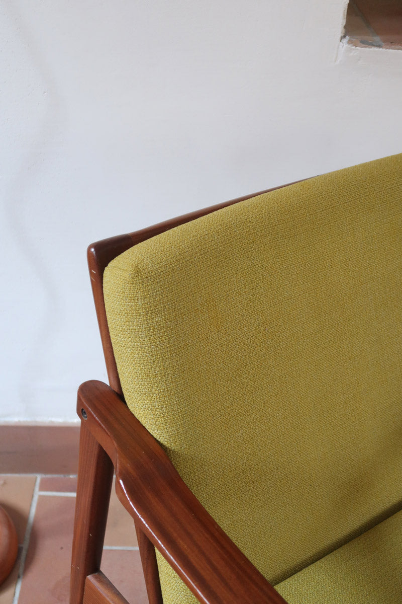 Fauteuil danois vintage en teck avec coussins vert mousse et accoudoirs sculptés, années 60.