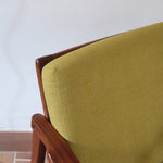 Fauteuil danois vintage en teck avec coussins vert mousse et accoudoirs sculptés, années 60.