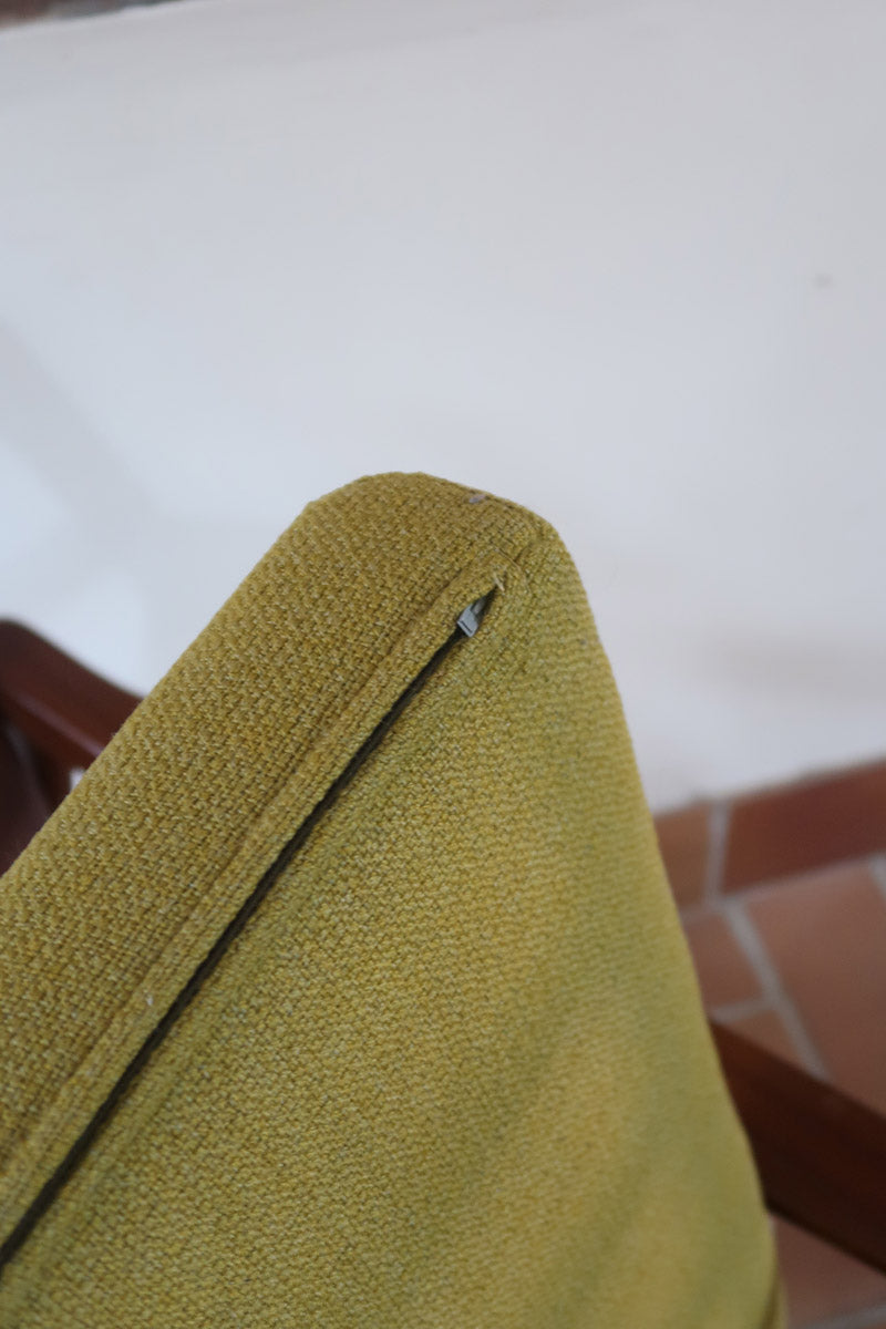 Fauteuil danois vintage en teck avec coussins vert mousse et accoudoirs sculptés, années 60.