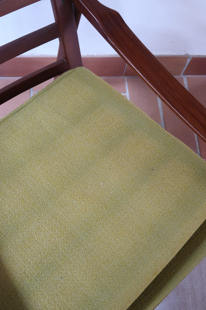 Fauteuil danois vintage en teck avec coussins vert mousse et accoudoirs sculptés, années 60.